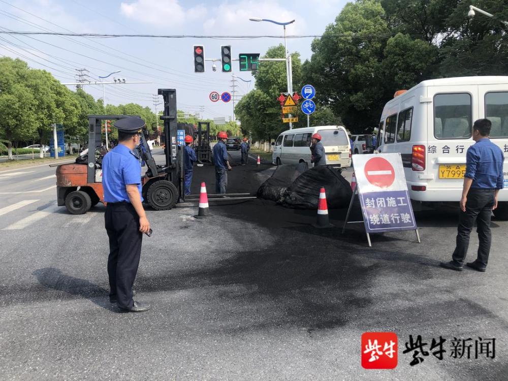 貨車裝運(yùn)不牢大量活性炭污染道路，執(zhí)法部門及時(shí)處置清理